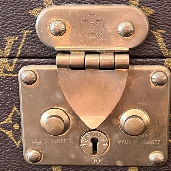 LOUIS VUITTON
Monogram Boite Pharmacie Toiletry Case - Picture 7 of 14